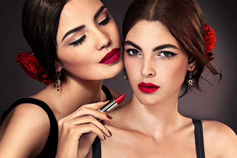 Спасаем губы: 10 мастхэв-средств для холодной погоды