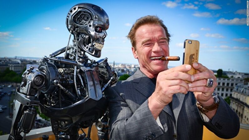 Арнольд Шварценеггер сделал селфи с терминатором