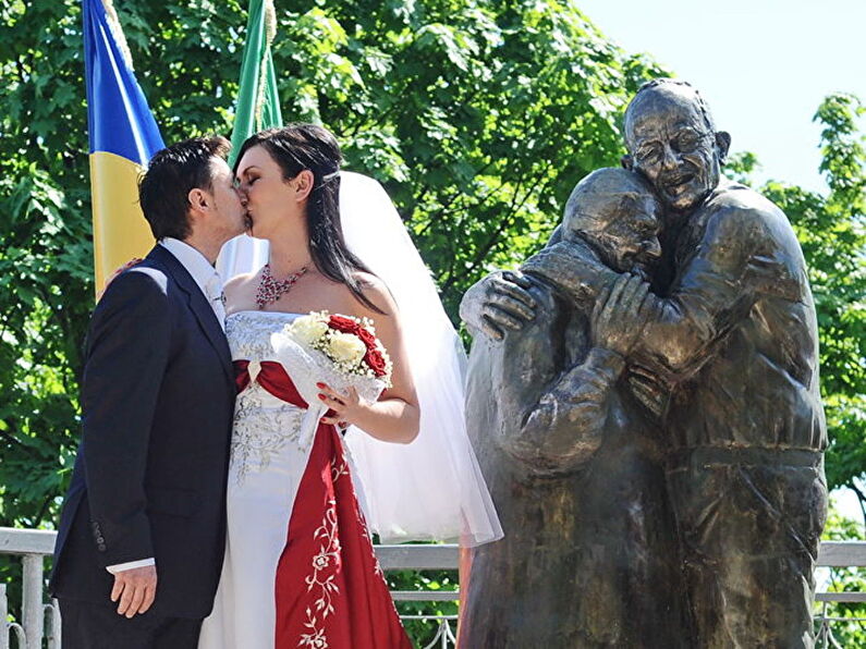 Памятник вечной любви